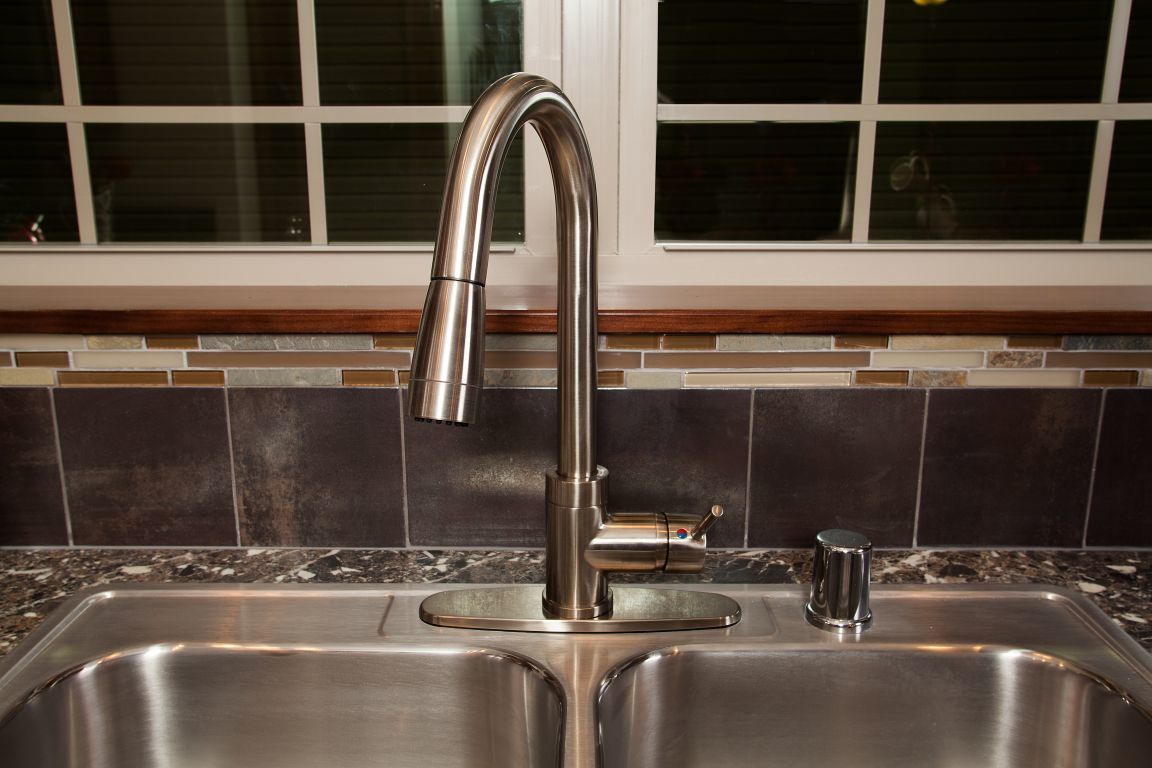 1819 Gooseneck Faucet With Pull Down Sprayer 